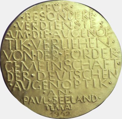 Rückseite mit Namen des Medaillenträgers Paul Seeland, der aus Rathenow stammt